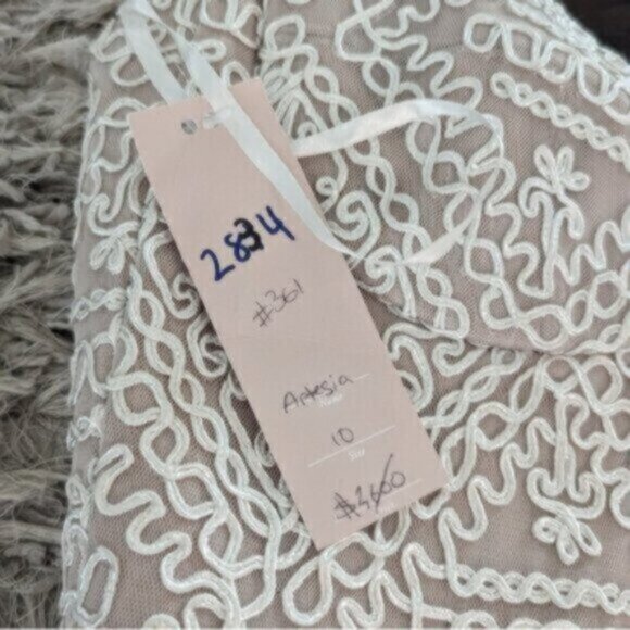 NWT Laudae off-white/nude fitted lace wedding dress with train - Picture 14 of 14